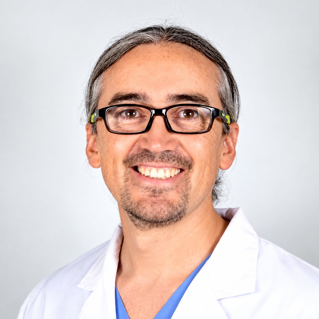 Retrato profesional del Dr. Juan Pablo Vinez